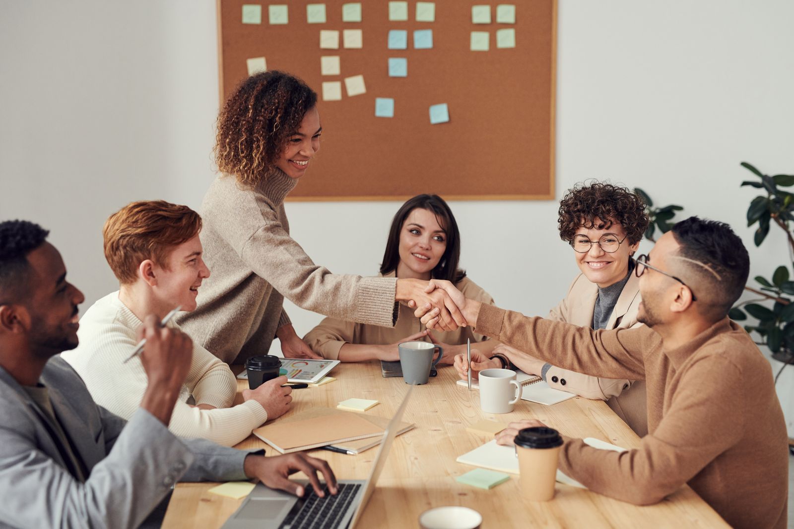 Equipo de trabajo cerrando un acuerdo en una reunión