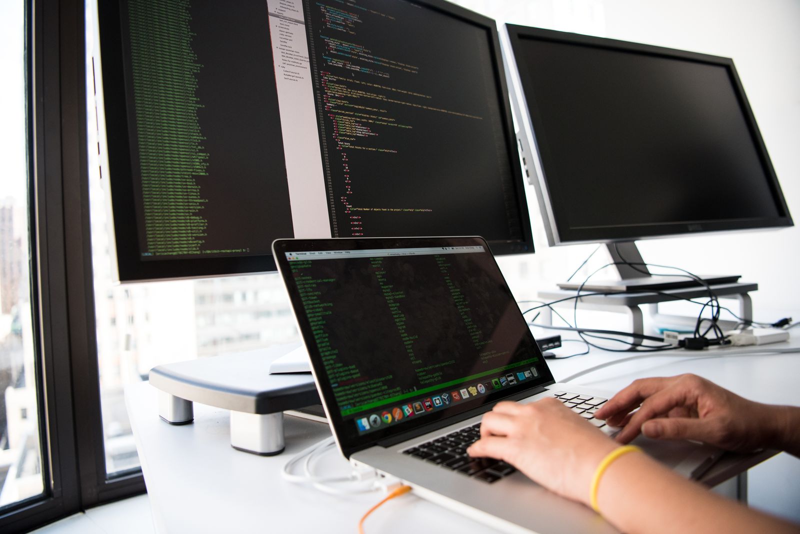 Monitores con código en una oficina