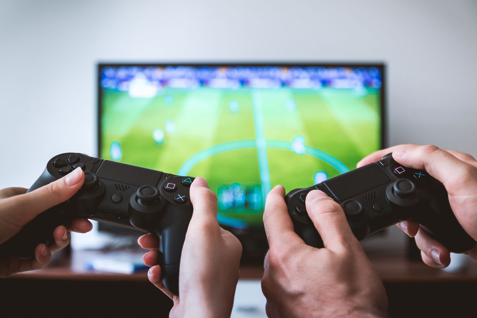 Dos personas jugando videojuegos con controles