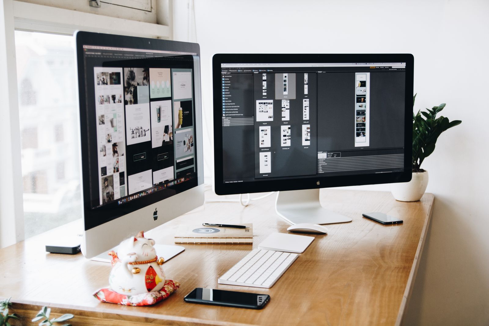 Estación de diseño web con dos monitores